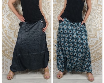 Pantalon Haria en coton. Sarouel / Pantalon-jupe ajustable avec poches. Imprimé géométrique turquois / plumes grises foncées, noires.