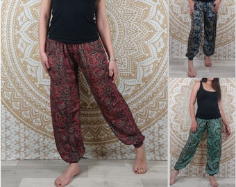 Pantalon Pilani en soie indienne. Pantalon harem coupe droite et ample. Imprimé ethnique noir et rouge / vert et marron / fleuri noir, bleu.