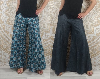 Pantalones de algodón Jebra. Corte holgado y acampanado con pata de elefante. Estampado de plumas gris oscuro y estampado geométrico turquesa.