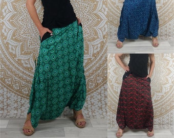 Pantalón de algodón Haria. Sarouel / Pantalón falda ajustable con bolsillos. Estampado geométrico verde/azul/negro y rojo.