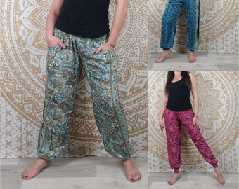 Pantalon Pilani en soie indienne. Pantalon harem coupe droite et ample. Imprimé paisley blanc et bleu / fleuri bleu / fuchsia.