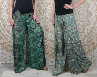 Pantalon Sikar en soie indienne. Pantalon ample, ouvert sur les cotés. Imprimé ethnique vert et marron / paisley blanc et bleu.
