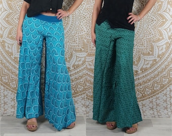 Pantalon femme Jebra. Coupe ample et évasée, patte d'éléphant. Imprimé géométrique turquois / vert.