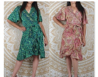 Robe courte portefeuille Dhela en soie indienne. Robe bohème manches courtes. Imprimé paisley vert et or / noir / rose / bleu / fleuri.