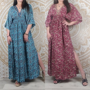 Robe longue Leelka en soie indienne.  Robe bohème fendu et avec col en V. Imprimé fleuri fuchsia / fleuri bleu / ethnique vert.
