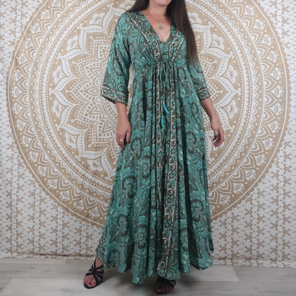 Robe longue Mawana en soie indienne. Robe bohème avec manches 3/4, coupe ajustée et évasée. Imprimé ethnique marron et vert.