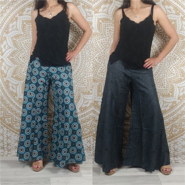 Pantalon Jebra en coton. Coupe ample et évasée, patte d'éléphant. Imprimé plumes grises foncées / géométrique turquois.