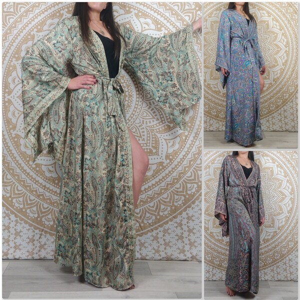 Kimono long femme Vijay en soie indienne. Kimono style japonnais manches longues. Imprimé paisley bleu, or / violet / gris, violet, bleu.