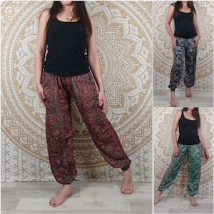 Pantalon Pilani en soie indienne. Pantalon harem coupe droite et ample. Imprimé ethnique noir et rouge / vert et marron / fleuri noir, bleu. image 1