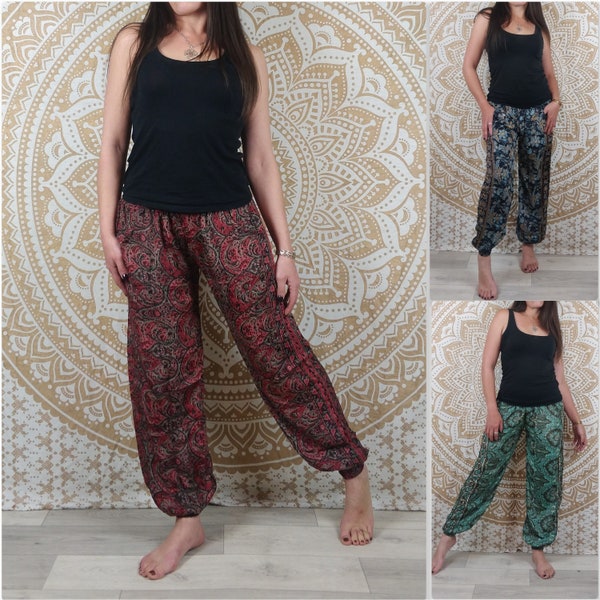 Pantalon Pilani en soie indienne. Pantalon harem coupe droite et ample. Imprimé ethnique noir et rouge / vert et marron / fleuri noir, bleu.