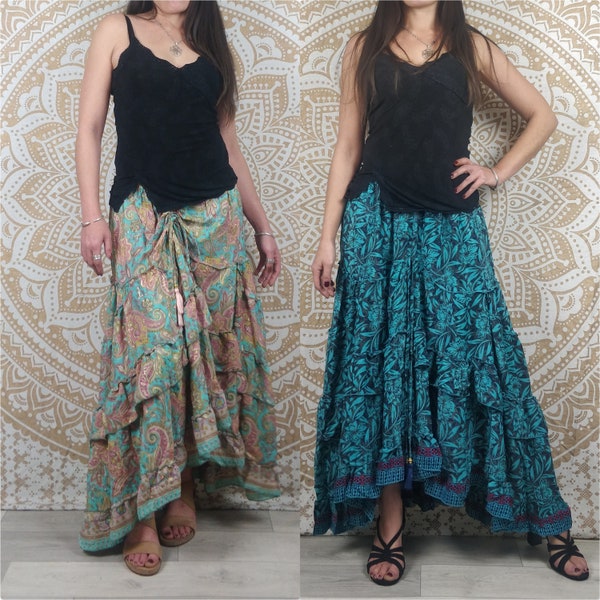 Jupe longue Jeerna en soie indienne. Jupe bohème ajustable. Imprimé fleurs bleu et gris / paisley bleu et rose avec insertions or.