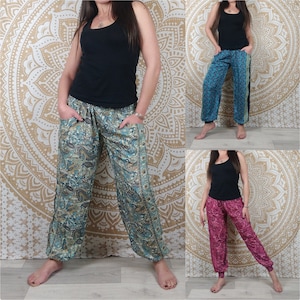 Pantalon Pilani en soie indienne. Pantalon harem coupe droite et ample. Imprimé paisley blanc et bleu / fleuri bleu / fuchsia. image 1