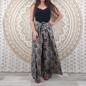 Pantalones tailandeses de mujer Moyana en seda india. Pantalones cruzados bohemios. Estampado floral negro y marrón.