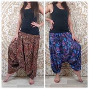 Può includere: Due paia di pantaloni harem stampati. Un paio è marrone con un motivo paisley, l'altro è blu con un motivo floreale.