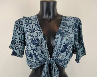 Andah-topje van Indiase zijde. Boho crop top/bolero met korte mouwen. Zwart en roze/groen/blauw/zwart en rood print.