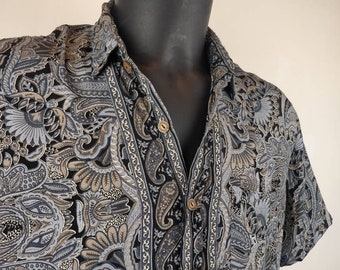 Vintage Garuda shirt in Indian silk. Lightweight and flowing short-sleeved shirt. Grey and black paisley pattern.