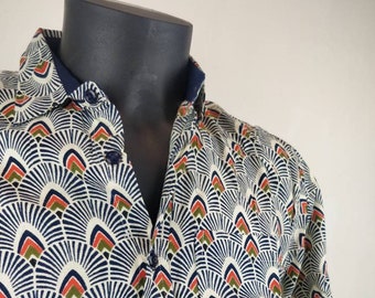 Chemise homme Ribhu manches courtes. Chemise décontractée souple en rayonne. Motifs géométriques blanc, bleu et orange.