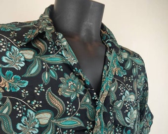 Chemise vintage Garuda en soie indienne. Chemise manche courte légère et fluide. Motif fleuri noir et bleu.