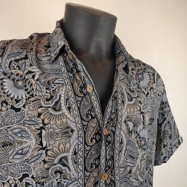 Vintage Indian silk Garuda shirt. Light and fluid short-sleeved shirt. Gray and black paisley pattern.