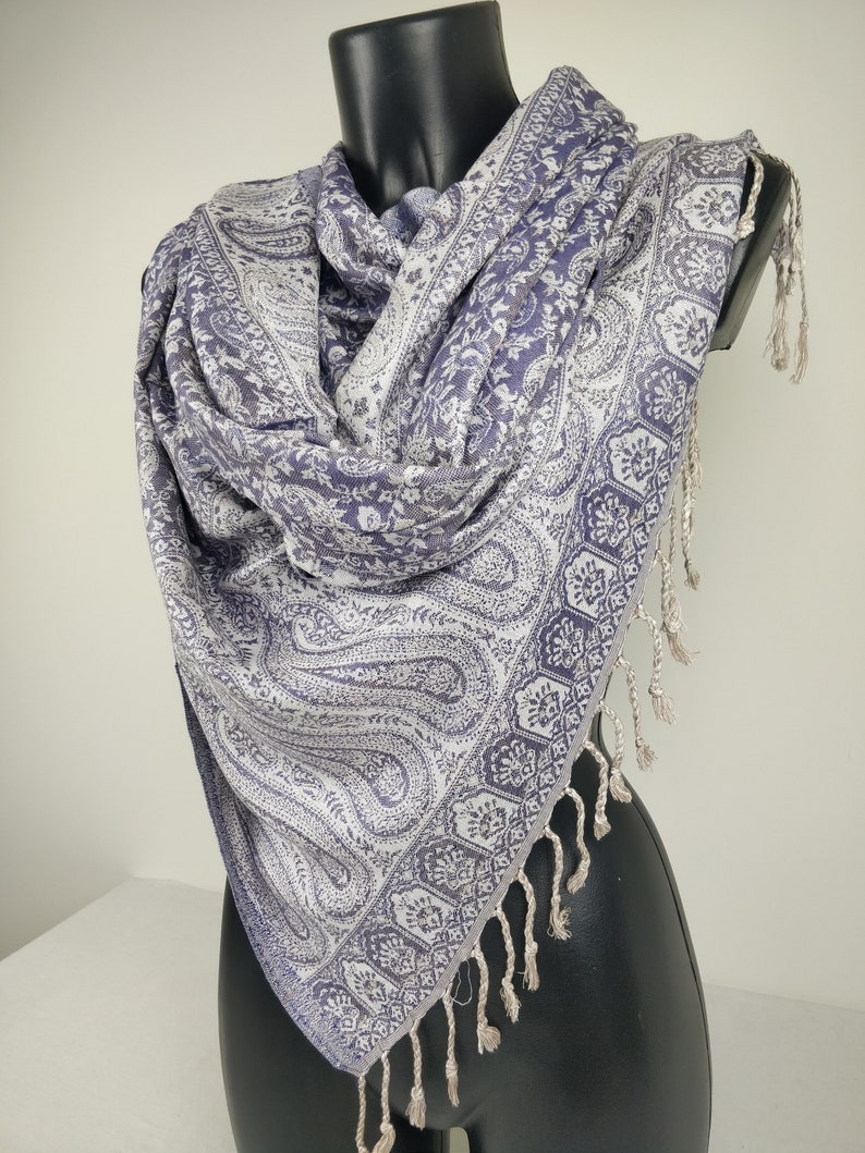 Pashmina réversible Sankya en viscose. Motif paisley violet et blanc. image 2