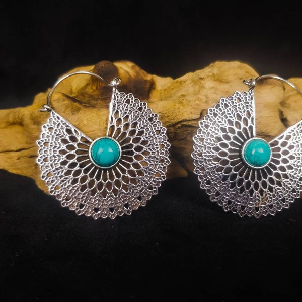 Boucles d'oreilles ethnique avec pierres semi-précieuses. Créoles indiennes en laiton plaqué argent.