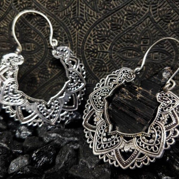 Grandes boucles d'oreilles mandala. Créoles ethniques indiennes en laiton / laiton plaqué argent.