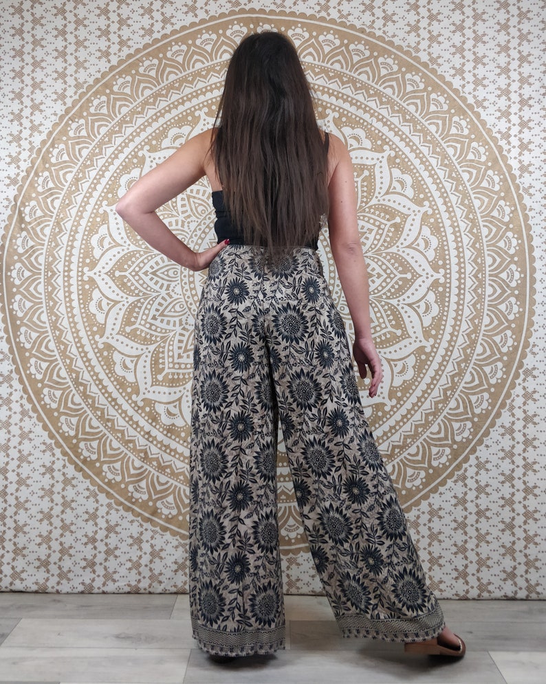 Pantalon thaï femme Moyana en soie indienne. Pantalon portefeuille bohème. Imprimé fleuri noir et marron. image 4