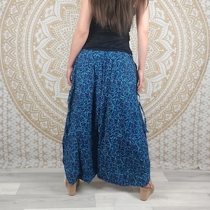Pantalon Haria en coton. Sarouel / Pantalon-jupe ajustable avec poches. Imprimé géométrique vert / bleu / noir et rouge. image 8