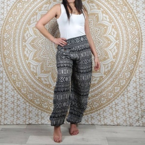 Lampang harem pants. Fluid and light pants with elastic at the ankles. Ethnic print. image 4
