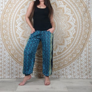 Pantalon Pilani en soie indienne. Pantalon harem coupe droite et ample. Imprimé paisley blanc et bleu / fleuri bleu / fuchsia. image 4