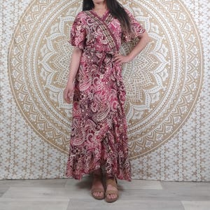 Langes Wickelkleid Mahila aus indischer Seide. Boho-Kleid mit kurzen Ärmeln. Fuchsia- und rosafarbener Paisley-Druck. Boho. Indische Stoffe.