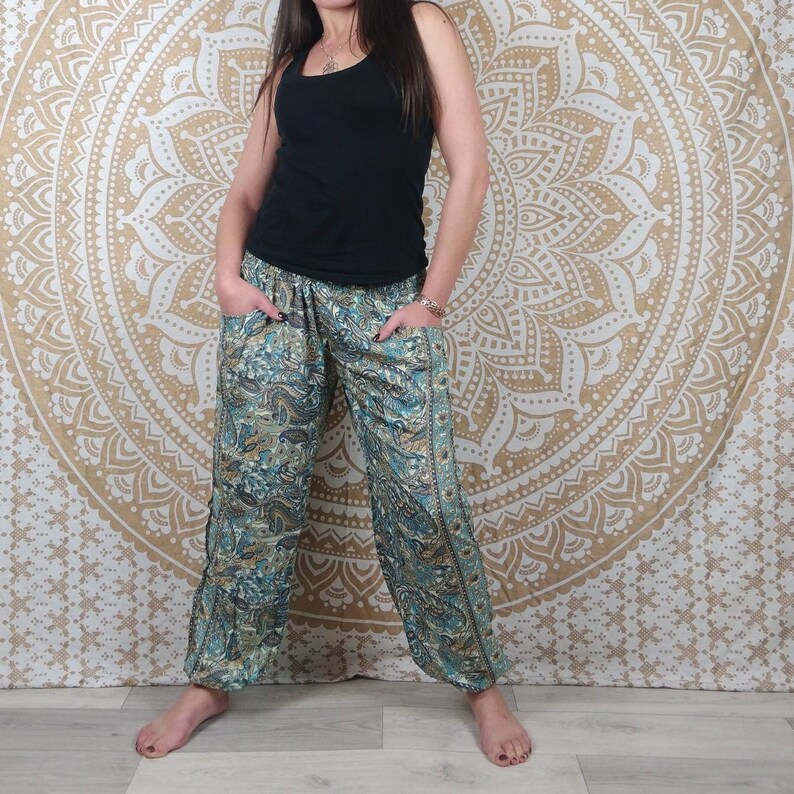 Pantalon Pilani en soie indienne. Pantalon harem coupe droite et ample. Imprimé paisley blanc et bleu / fleuri bleu / fuchsia. image 2