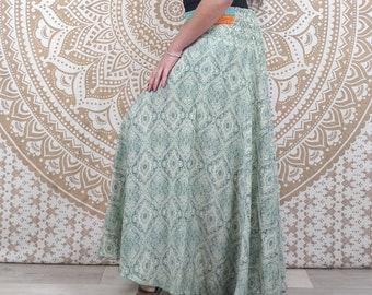Pantalon femme Sirohi en soie indienne. Pantalon jupe. Imprimé ethnique vert et blanc.