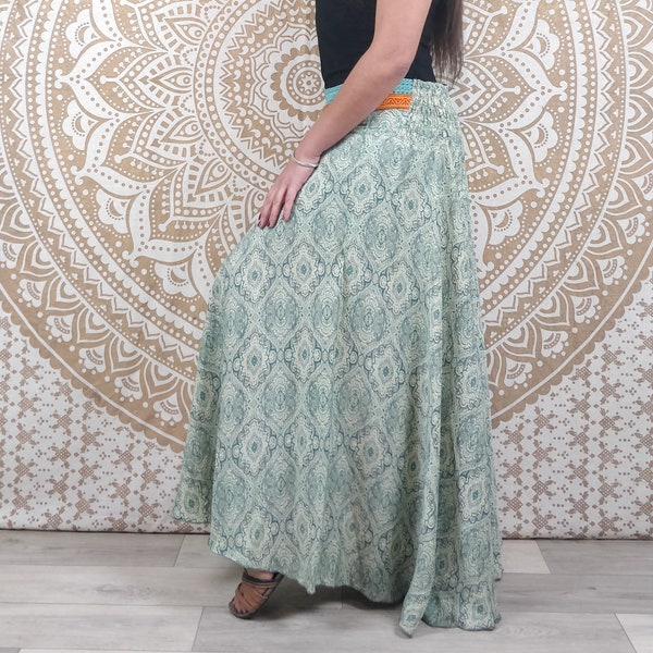 Pantalon femme Sirohi en soie indienne. Pantalon jupe. Imprimé ethnique vert et blanc.