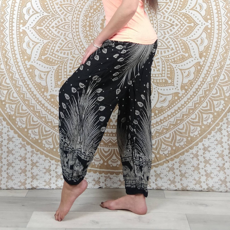 Pantalon harem Lampang. Pantalon fluide et léger avec élastique aux chevilles. Imprimé ethnique. image 7