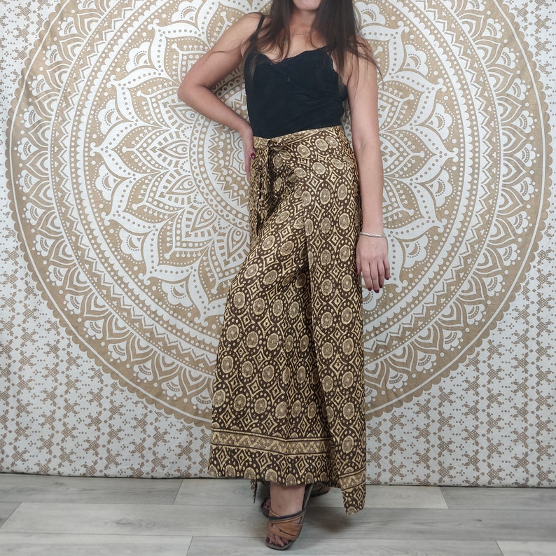 Pantalon thaï femme Moyana en soie indienne. Pantalon portefeuille bohème. Imprimé fleuri noir et bleu / pailsey marron et or / marron Marron