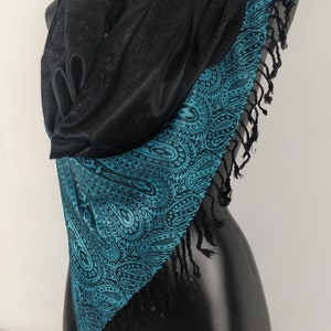 Pashmina Vaisana en viscose. Bicolore avec motifs paisley noir et bleu image 3