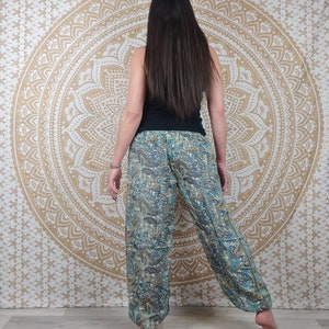 Pantalon Pilani en soie indienne. Pantalon harem coupe droite et ample. Imprimé paisley blanc et bleu / fleuri bleu / fuchsia. image 5