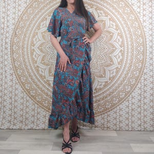 Langes Wickelkleid Mahila aus indischer Seide. Boho-Kleid mit kurzen Ärmeln. Blauer Paisley-Druck. Boho. Indische Stoffe.