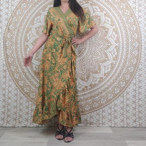 Vestido largo cruzado Mahila en seda india. Vestido boho con mangas cortas. Estampado floral verde, naranja y dorado. Bohemio. Telas indias.