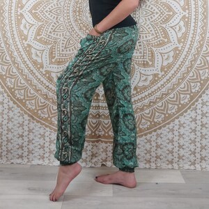 Pantalon Pilani en soie indienne. Pantalon harem coupe droite et ample. Imprimé ethnique noir et rouge / vert et marron / fleuri noir, bleu. image 6