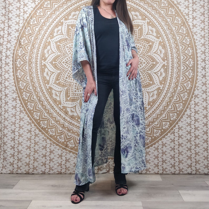 Kimono long femme Javeda en soie indienne. Kimono bohème manches amples. Imprimé fleuri bleu et blanc avec insertions or. image 1