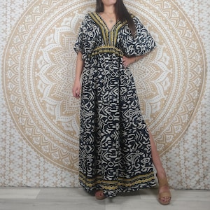 Lange Dhanela-jurk van Indiase zijde. Boho jurk met zijsplitten en een V-hals. Zwart-witte etnische print. Casual kleding. Boheems.