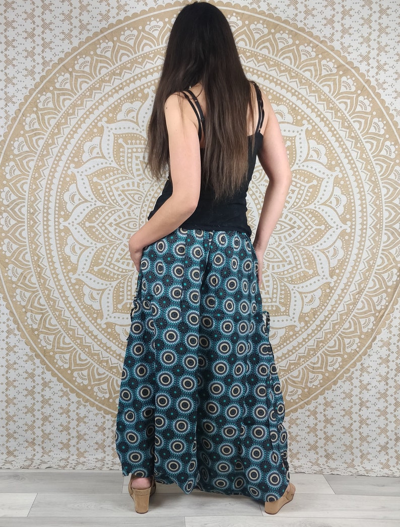 Pantalon Haria en coton. Sarouel / Pantalon-jupe ajustable avec poches. Imprimé géométrique turquois / plumes grises foncées, noires. image 4