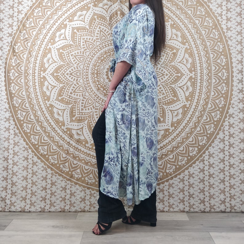 Kimono long femme Javeda en soie indienne. Kimono bohème manches amples. Imprimé fleuri bleu et blanc avec insertions or. image 5