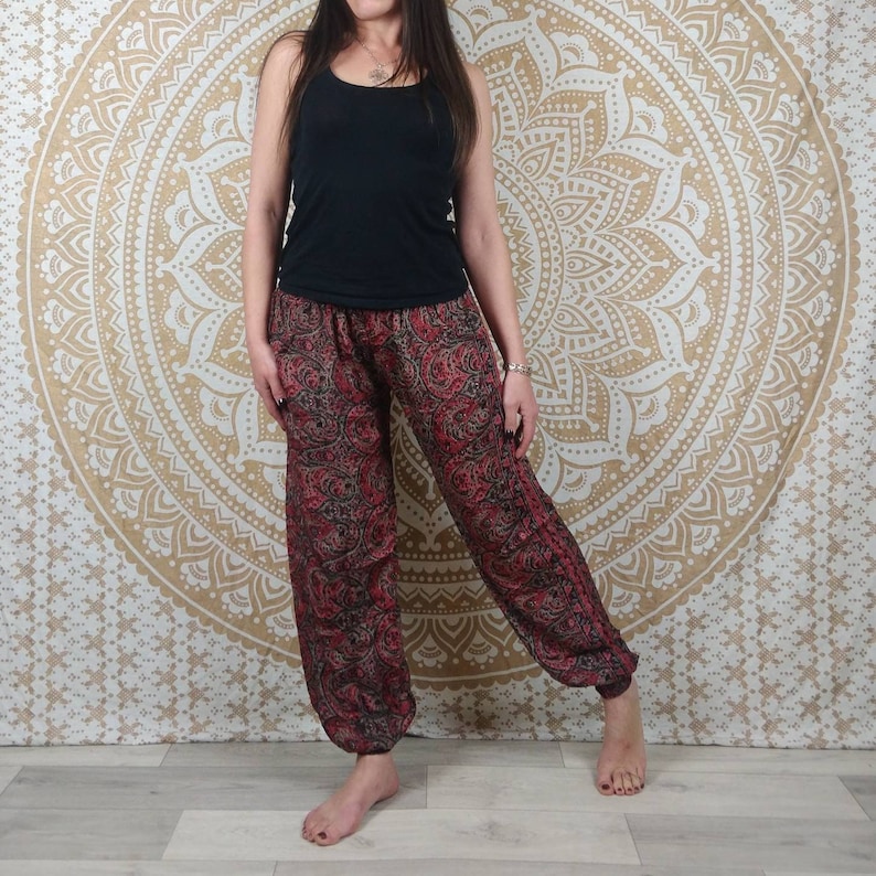 Pantalon Pilani en soie indienne. Pantalon harem coupe droite et ample. Imprimé ethnique noir et rouge / vert et marron / fleuri noir, bleu. image 2