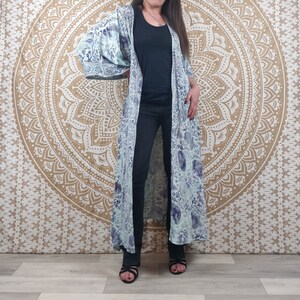 Kimono long femme Javeda en soie indienne. Kimono bohème manches amples. Imprimé fleuri bleu et blanc avec insertions or. image 9