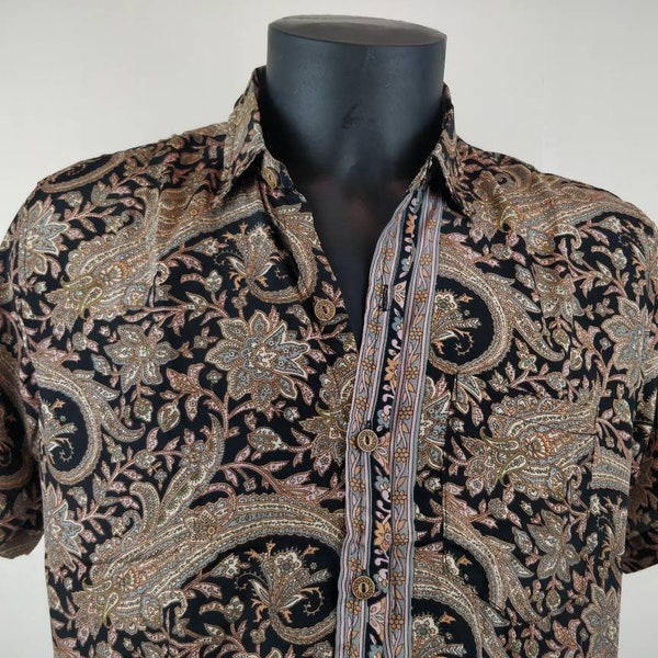 Vintage Indian silk Garuda shirt. Light and fluid short-sleeved shirt. Black, brown and pink paisley pattern.