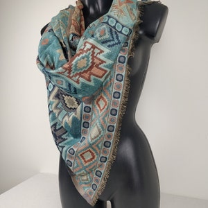 Pashmina Jyoti en viscose multicolore et réversible. Motif inca, tons turquois et marron. image 3