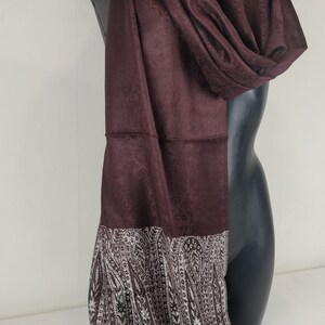 Two-tone Vaisana pashmina in viscose. Brown and white paisley pattern. image 5